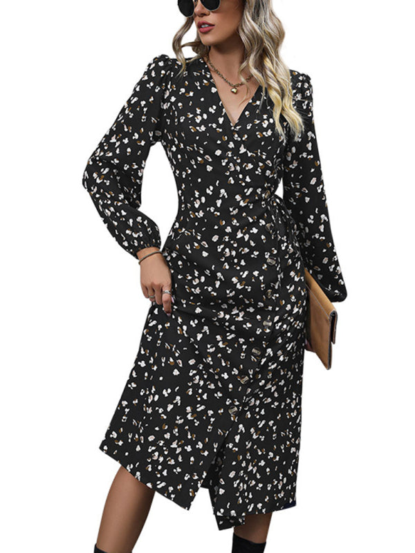 Schwarzes Damenkleid mit V-Ausschnitt und bedruckter Taille