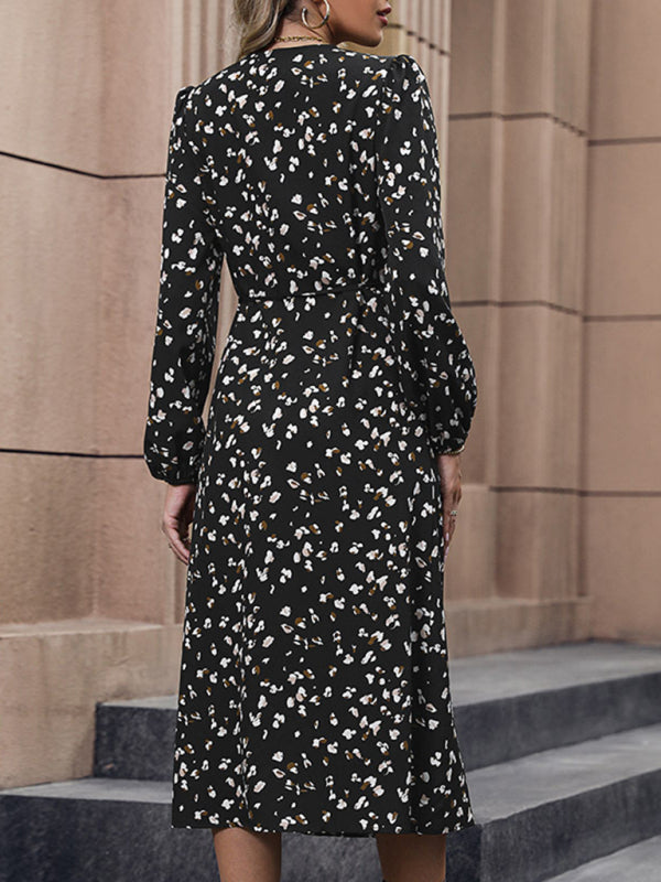 Schwarzes Damenkleid mit V-Ausschnitt und bedruckter Taille
