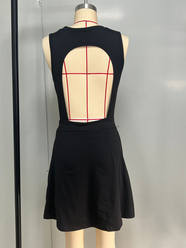 Avatud seljaga tennise seelik-jumpsuit – sisseehitatud lühikesed püksid, sportlik ümar kaelusega bodysuit
