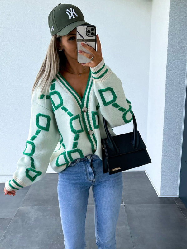 Kontrastineulottu lörttähihainen neuletakki