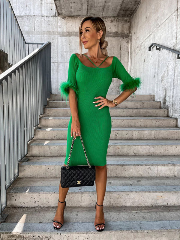 Strickkleid mit schulterfreiem Schnitt und Kunstpelzärmeln – Schicker Frühlingsparty-Look