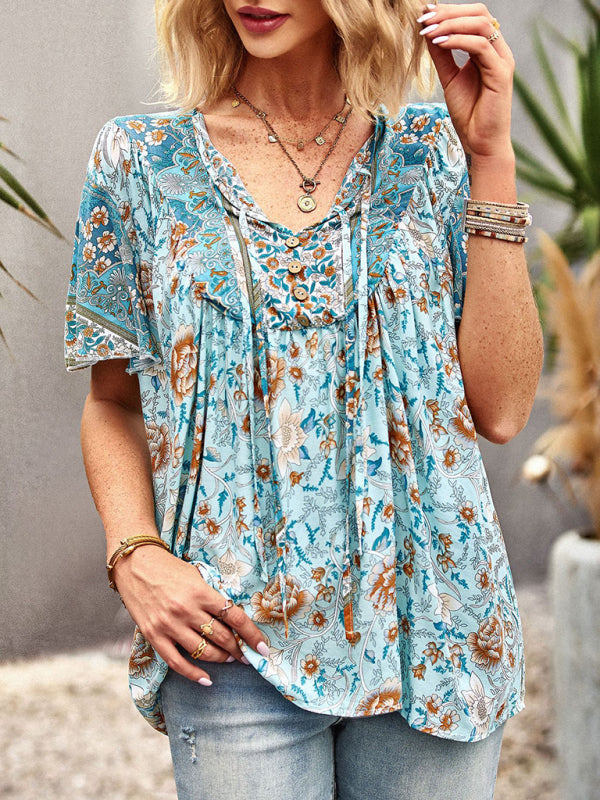 Blouse à manches courtes avec col en V et motif floral