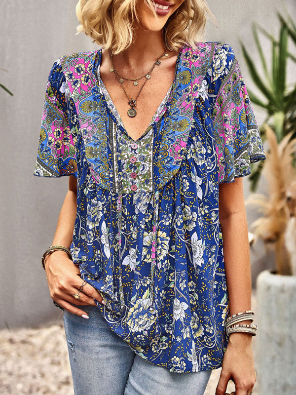 Blouse à manches courtes avec col en V et motif floral