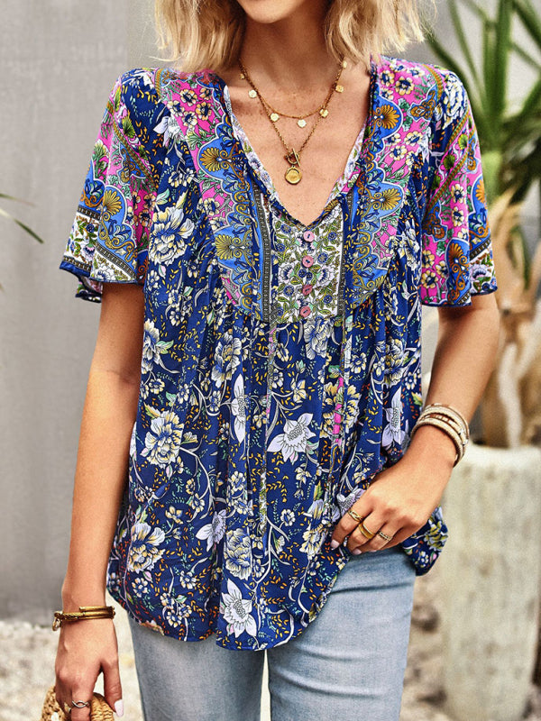 Blouse à manches courtes avec col en V et motif floral