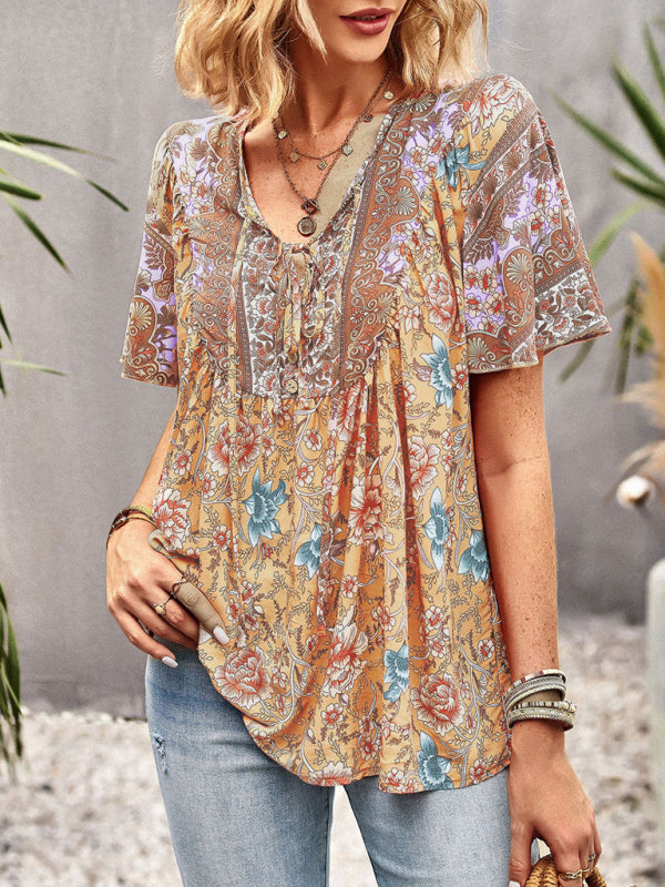 Blouse à manches courtes avec col en V et motif floral