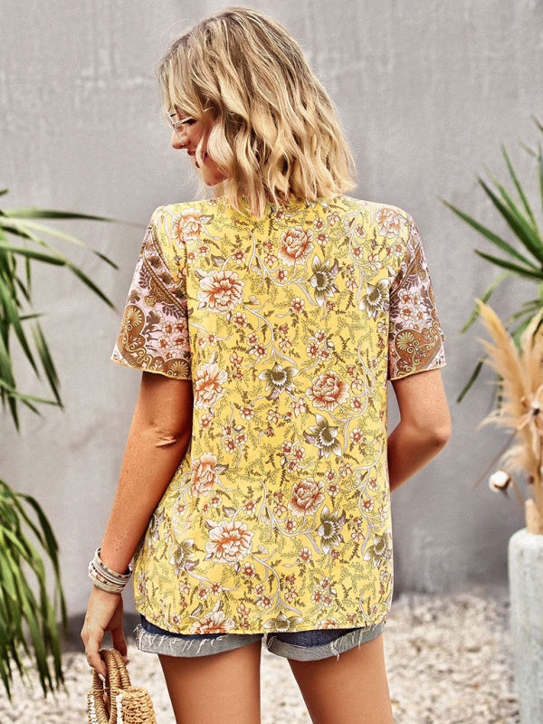 Blouse à manches courtes avec col en V et motif floral