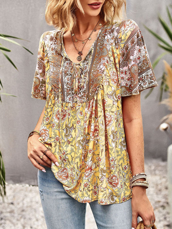Blouse à manches courtes avec col en V et motif floral