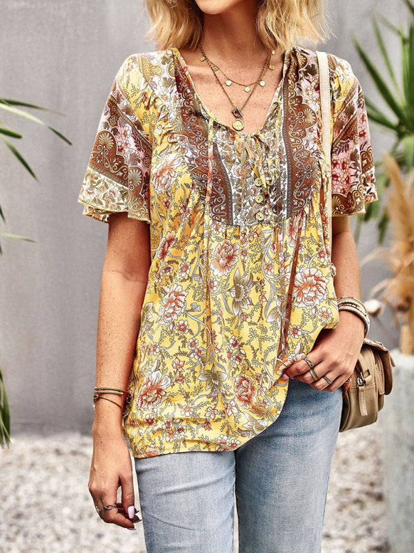 Blouse à manches courtes avec col en V et motif floral