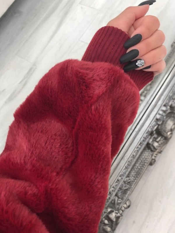 Длинное пальто с капюшоном из искусственного меха – незаменимая вещь осени и зимы