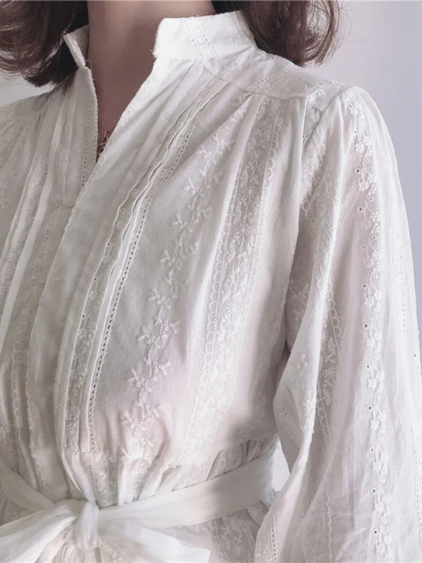 Weißes, langärmliges Rüschenkleid mit V-Ausschnitt und Spitzendetail im Frühlings-/Sommerrock