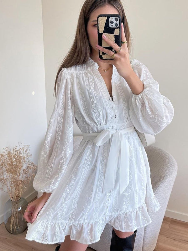 Weißes, langärmliges Rüschenkleid mit V-Ausschnitt und Spitzendetail im Frühlings-/Sommerrock