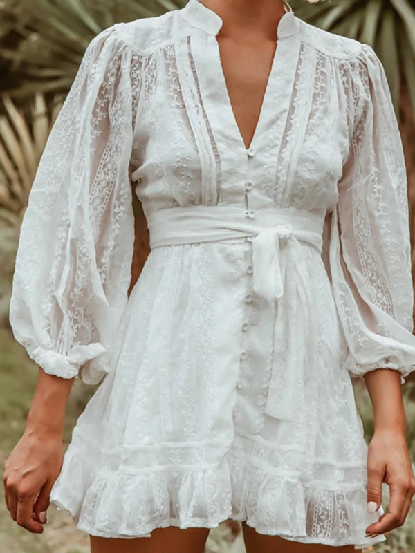 Weißes, langärmliges Rüschenkleid mit V-Ausschnitt und Spitzendetail im Frühlings-/Sommerrock