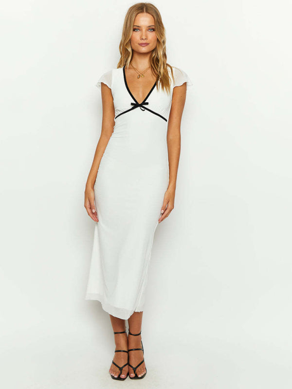 Weißes Strickkleid mit V-Ausschnitt und kurzen Ärmeln und Schleife – Slim Fit und hüftlang
