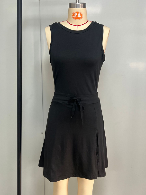 Avatud seljaga tennise seelik-jumpsuit – sisseehitatud lühikesed püksid, sportlik ümar kaelusega bodysuit