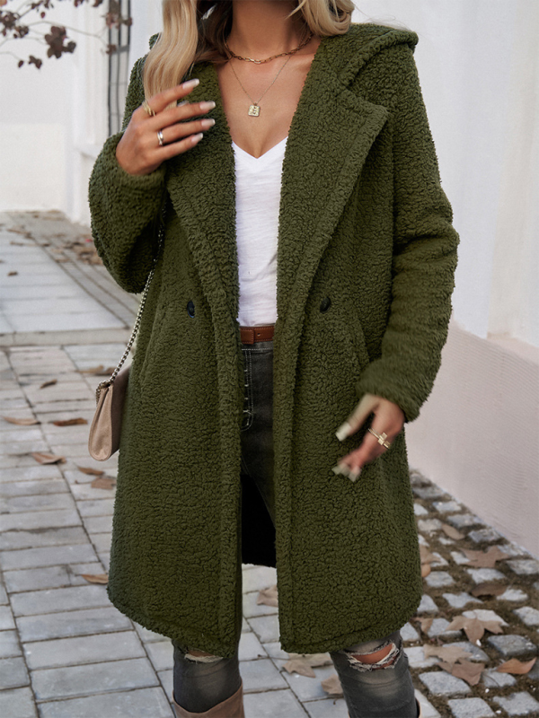 Płaszcz z kapturem i klapami z pluszu – niezbędnik na jesień i zimę