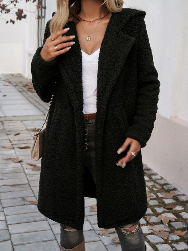 Płaszcz z kapturem i klapami z pluszu – niezbędnik na jesień i zimę