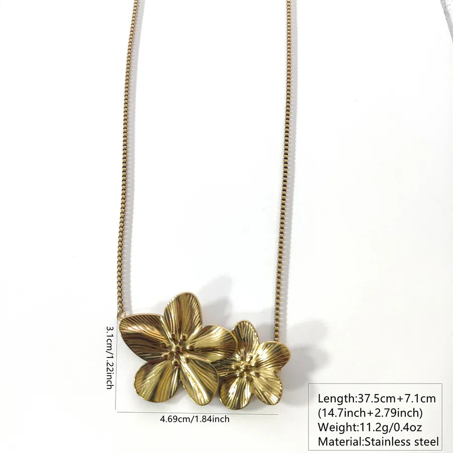 Elegant Oversized Flower Necklace in Gold