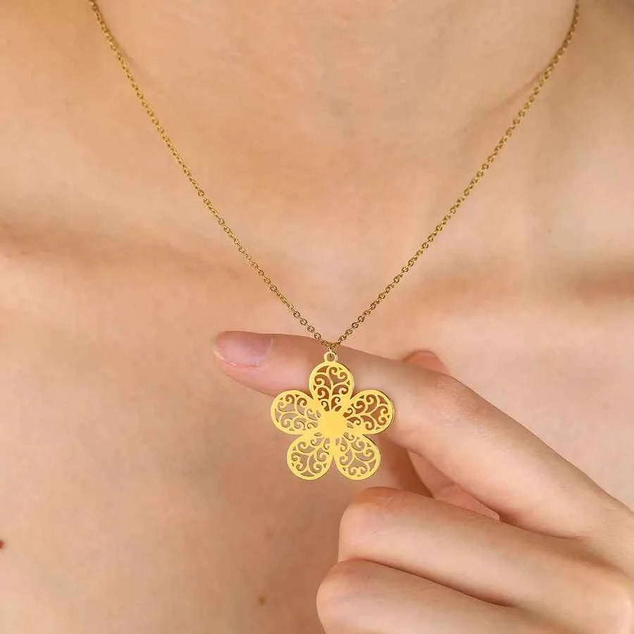 18K Gold Hollow Flower Stainless Steel Necklace