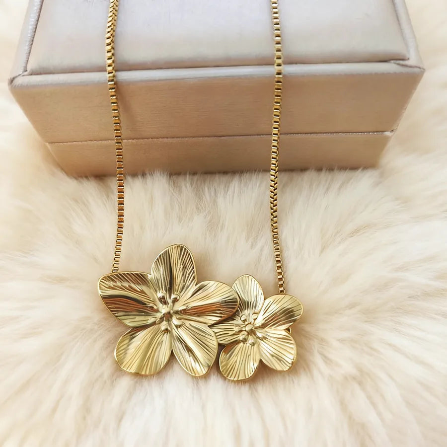 Elegant Oversized Flower Necklace in Gold
