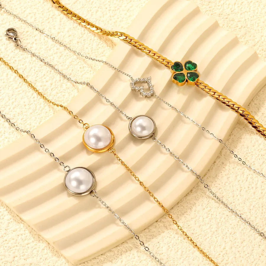 White Pearl Clover Bracelet with Green Zirconia