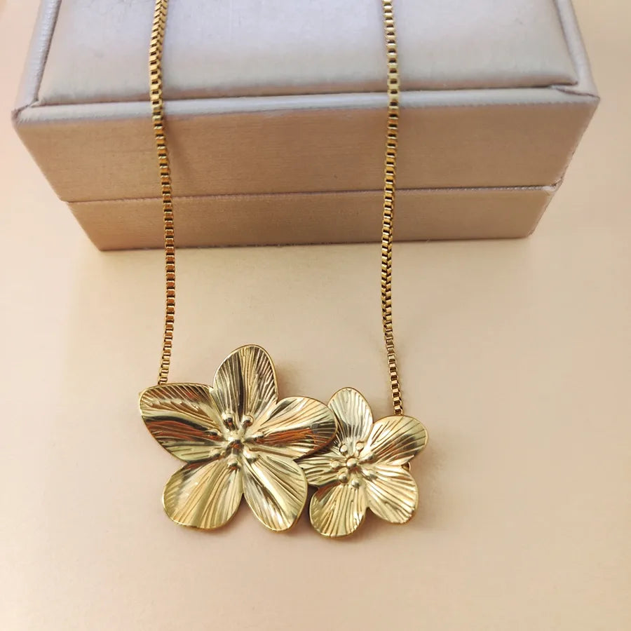 Elegant Oversized Flower Necklace in Gold