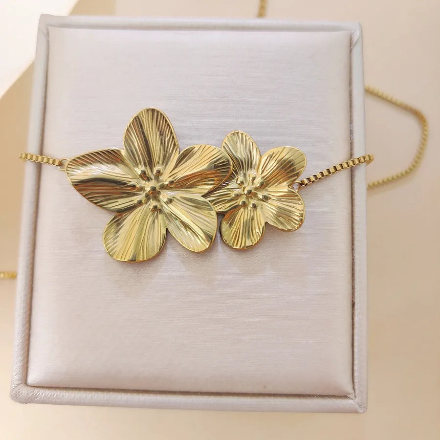 Elegant Oversized Flower Necklace in Gold