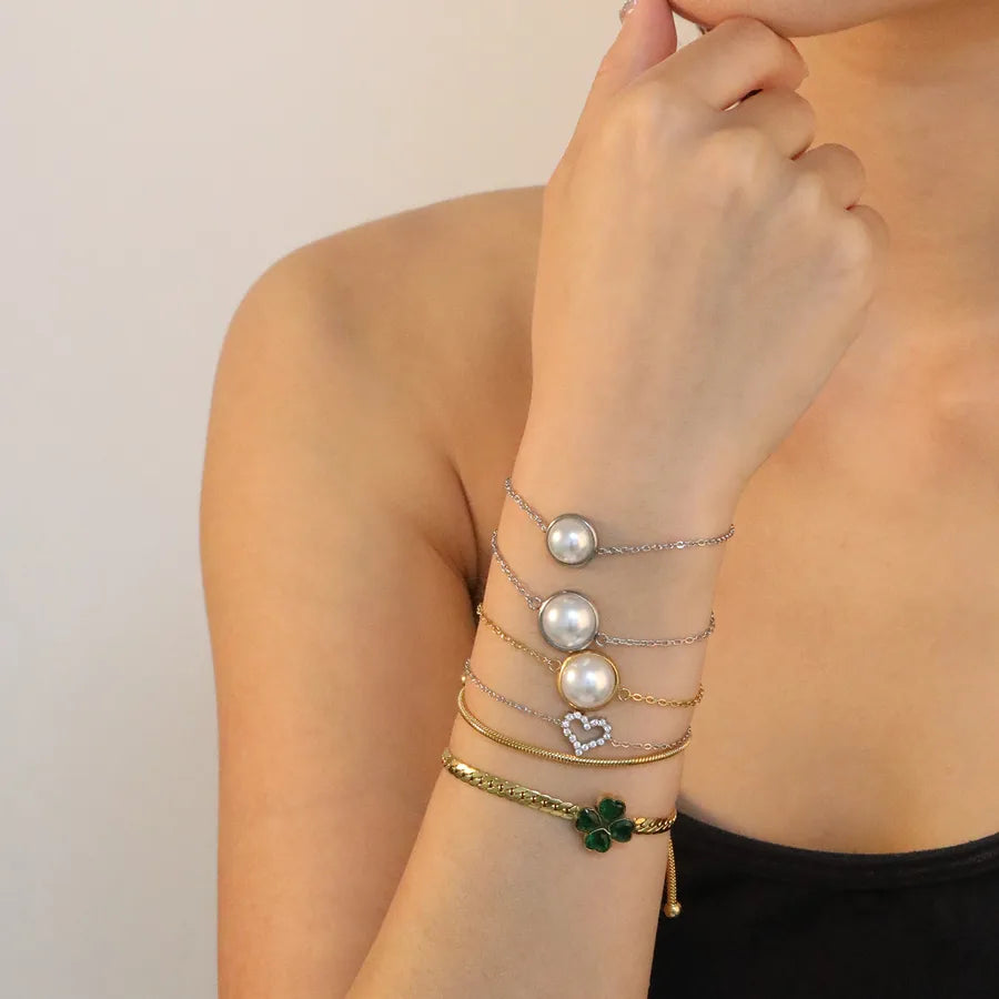 White Pearl Clover Bracelet with Green Zirconia