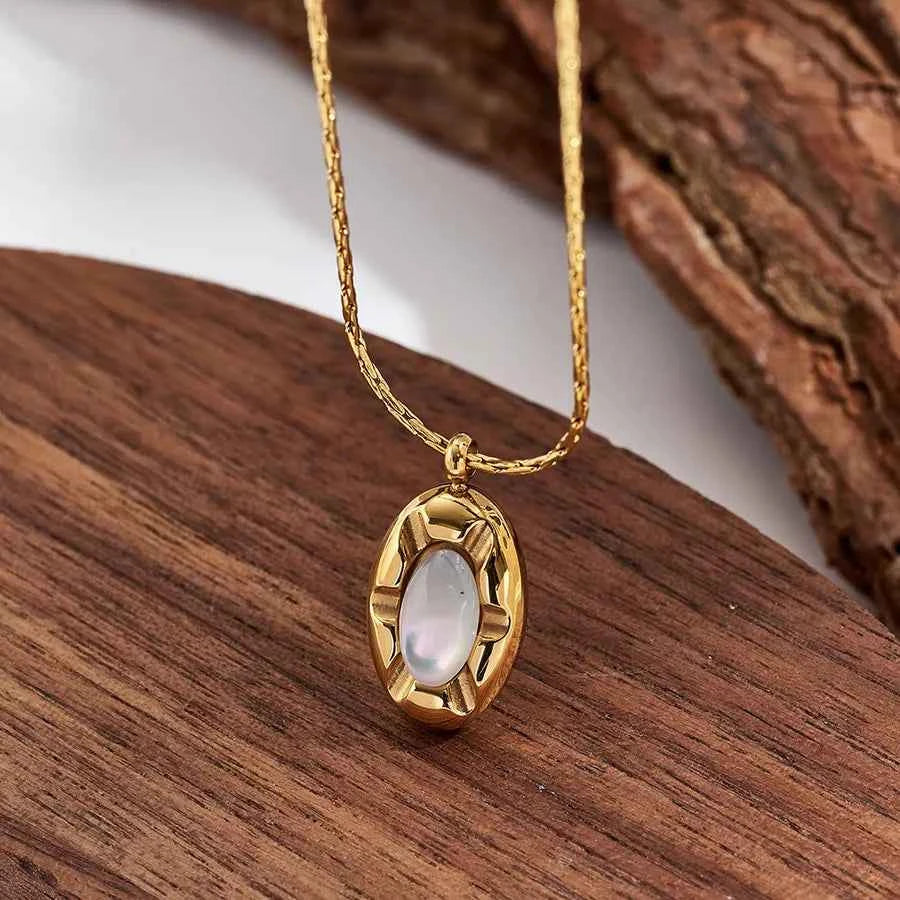 18K Gold Oval Shell Pendant Necklace