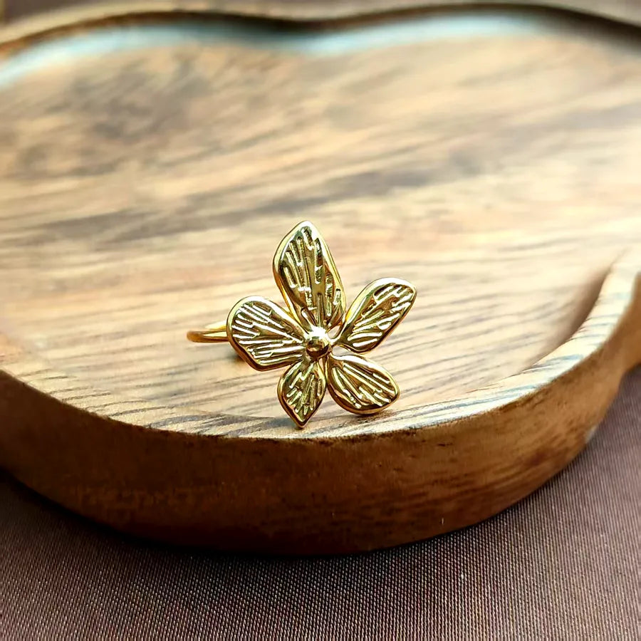 Elegant 18K Gold Floral Open Ring