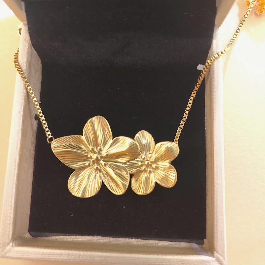 Elegant Oversized Flower Necklace in Gold