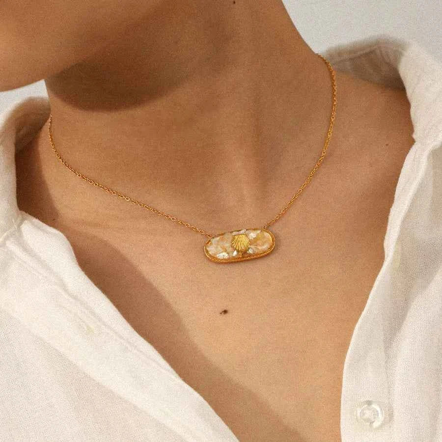 18K Gold Pink Shell Oval Pendant Necklace