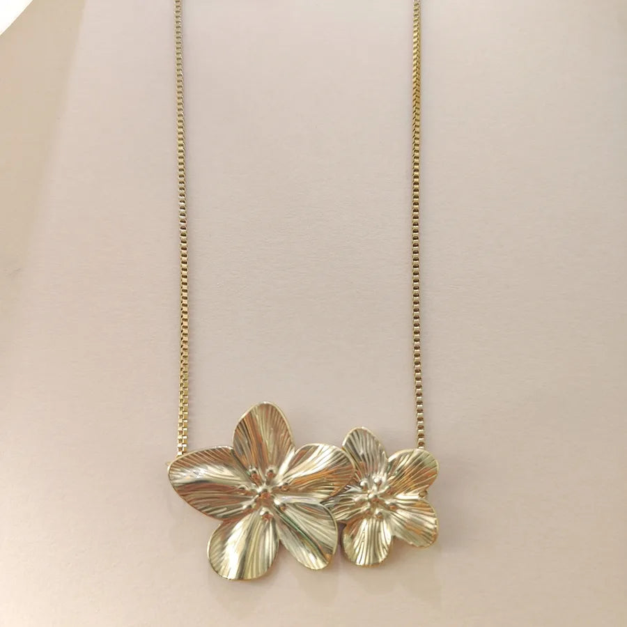 Elegant Oversized Flower Necklace in Gold