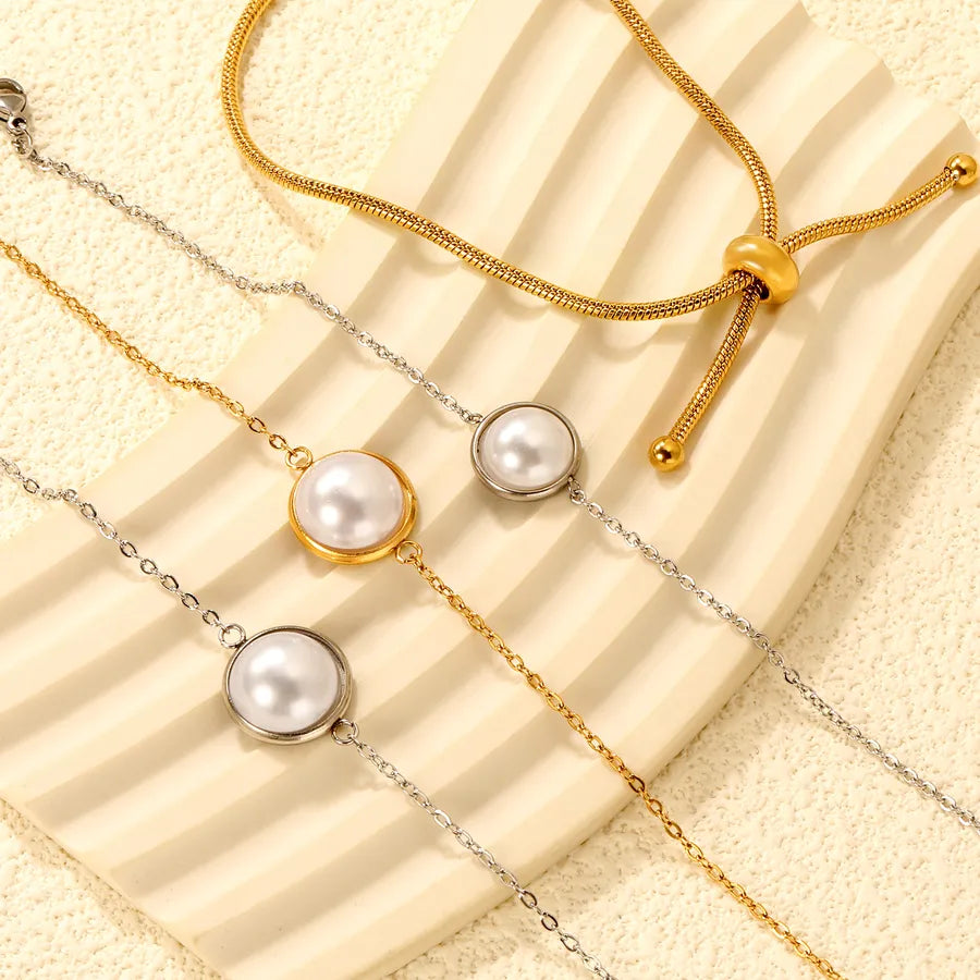 White Pearl Clover Bracelet with Green Zirconia